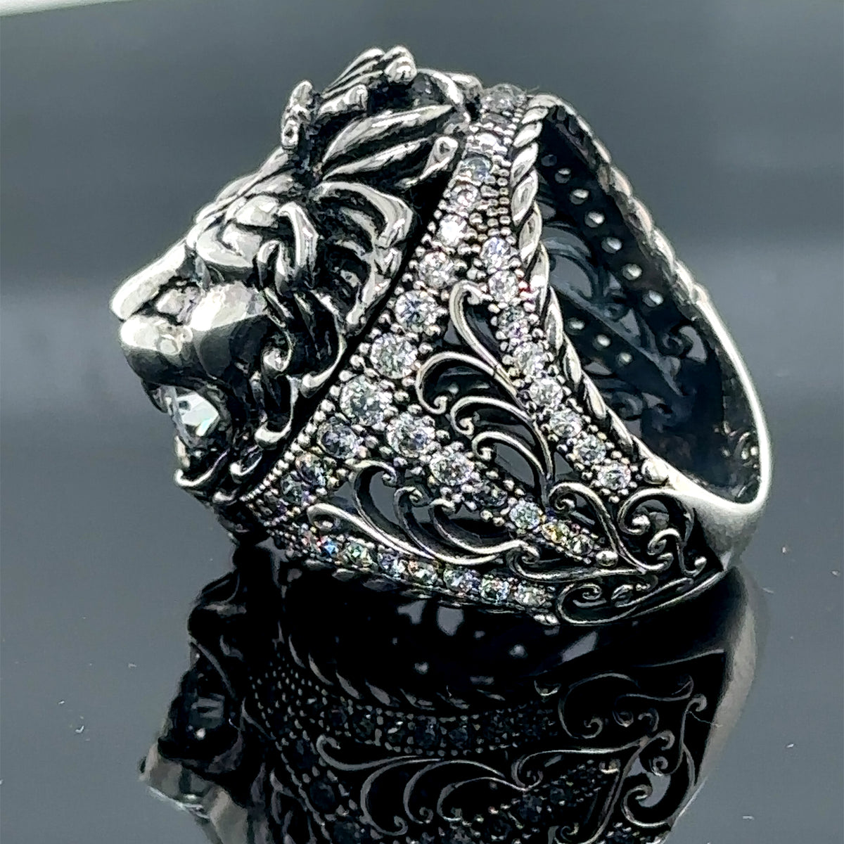 Anillo de plata con moissanita y cabeza de león para hombre