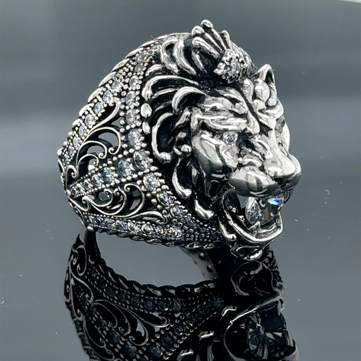 Anillo de plata con moissanita y cabeza de león para hombre