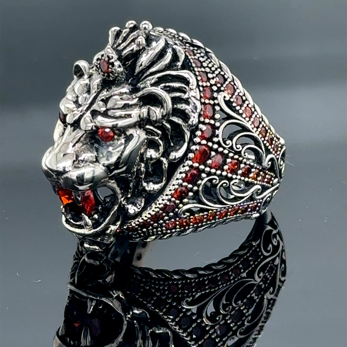 Anillo de cabeza de león salvaje con piedra preciosa rubí de plata