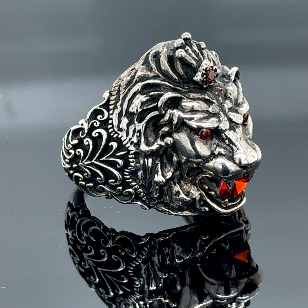 Silberner handgefertigter Rubinring mit Wild Leon-Kopf