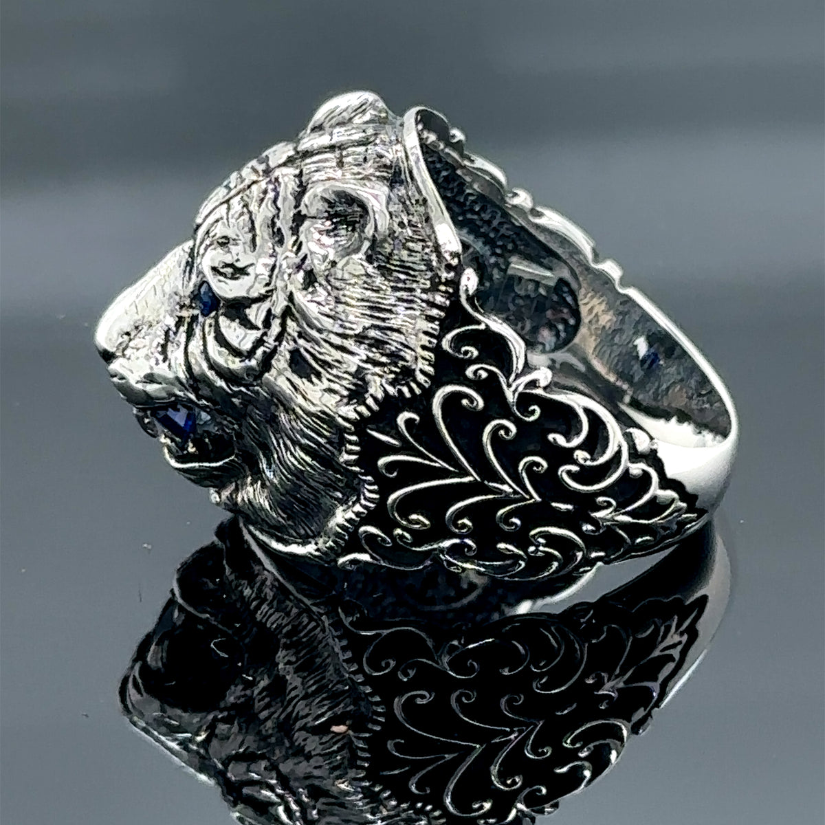 Herrenring aus Silber mit Saphir und Tigerkopf