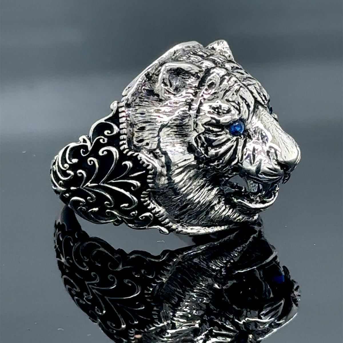 Herrenring aus Silber mit Saphir und Tigerkopf