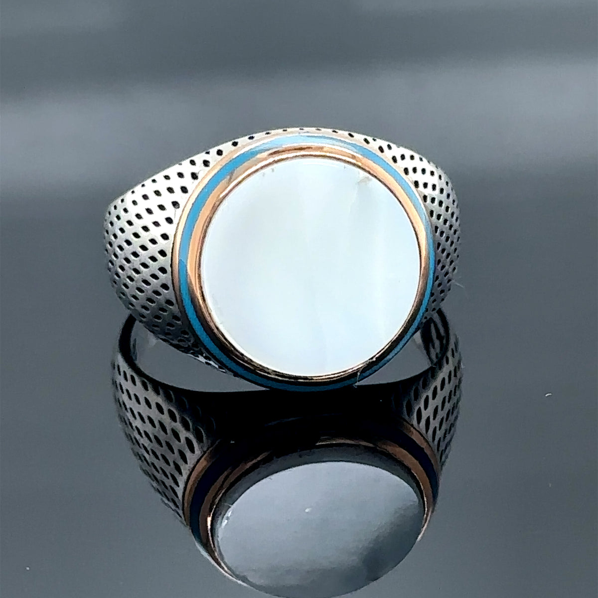 Silberner runder minimalistischer Perlmuttring