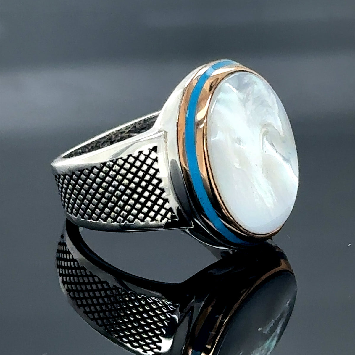 Anillo minimalista de madreperla hecho a mano en plata