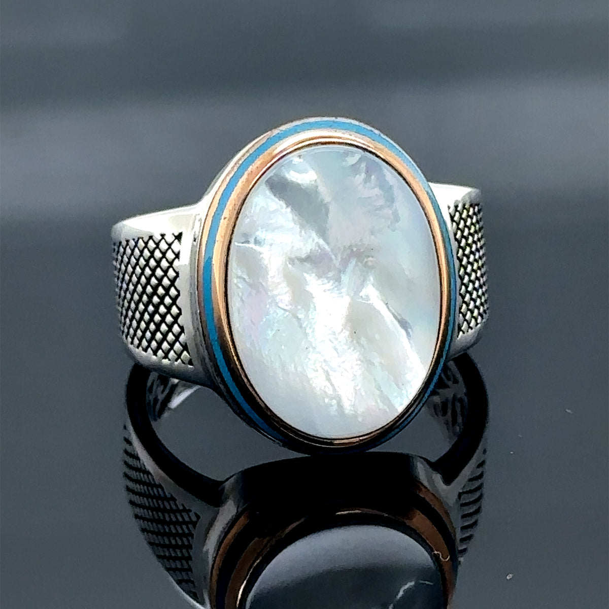 Anillo minimalista de madreperla hecho a mano en plata