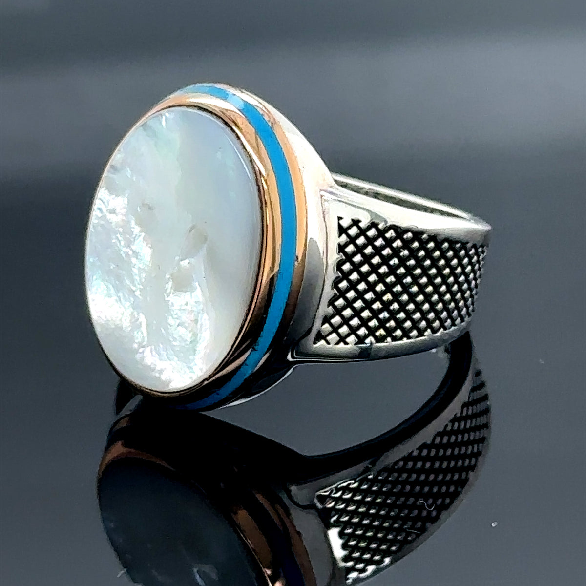 Anillo minimalista de madreperla hecho a mano en plata