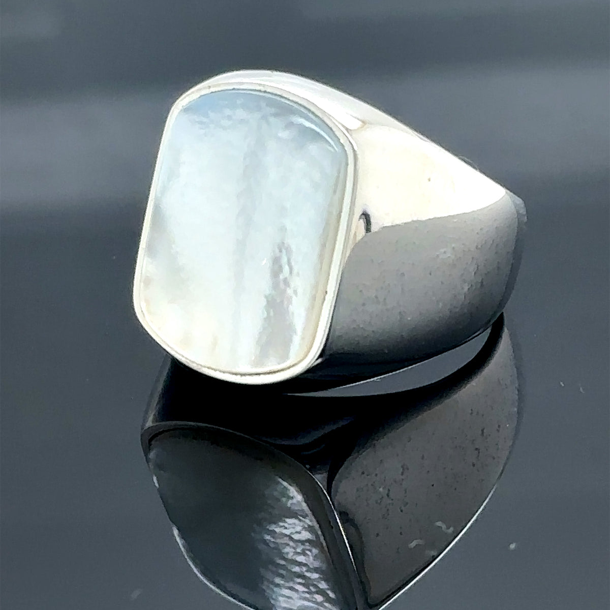 Anillo clásico de plata con piedra preciosa de nácar para hombre