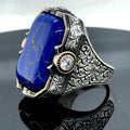 Herrenring aus Silber mit Gravur, großer natürlicher Lapislazuli