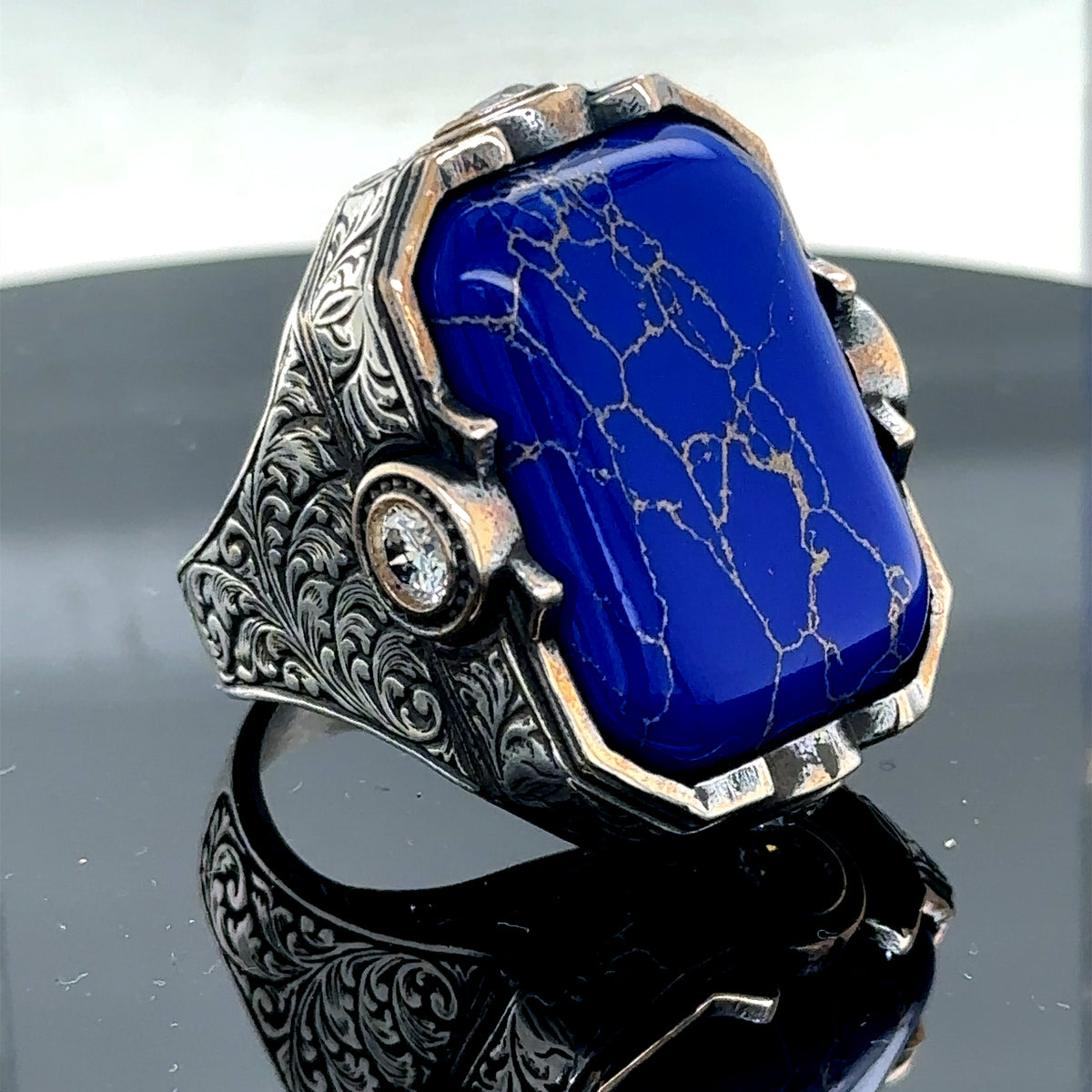 Herrenring aus Silber mit Gravur, großer natürlicher Lapislazuli