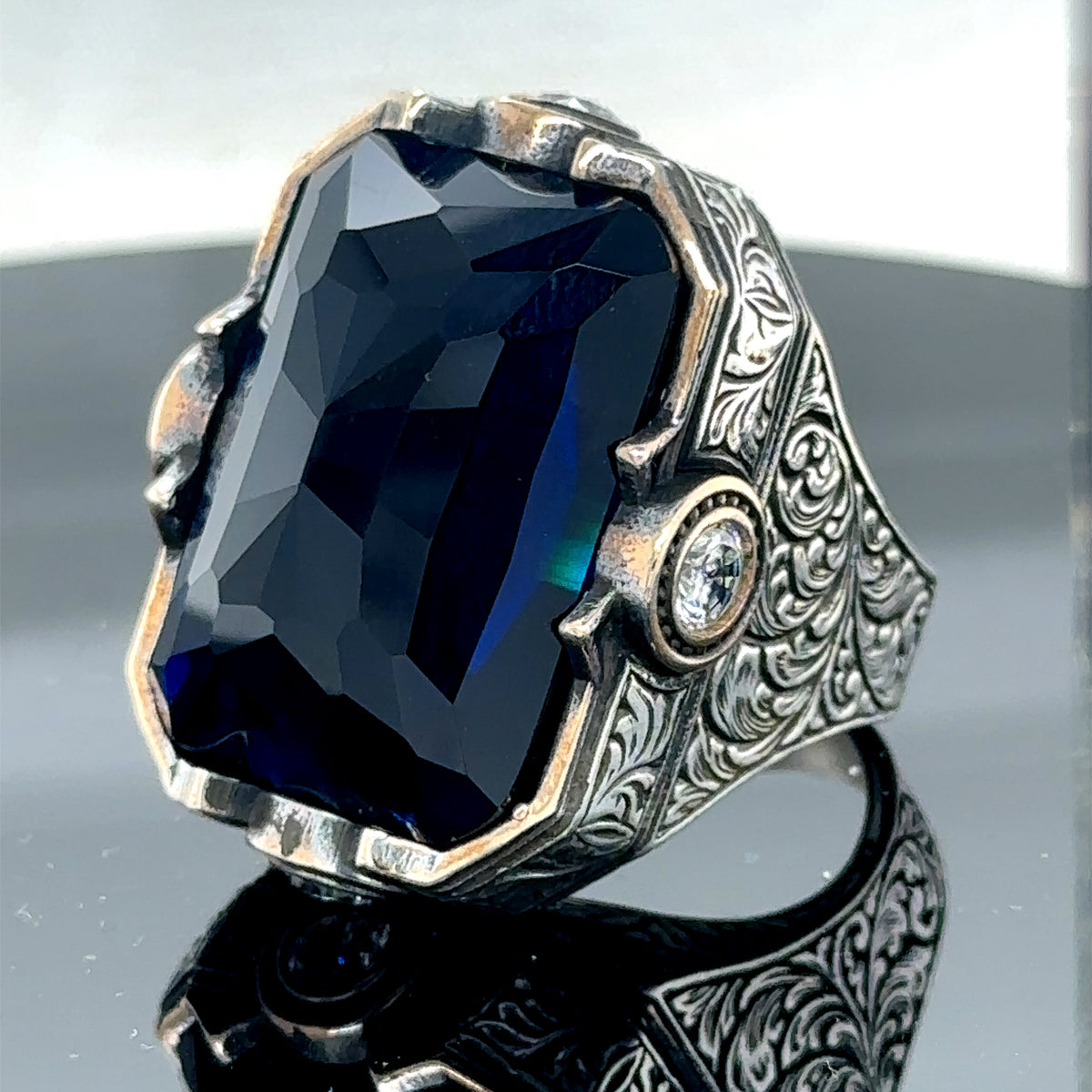 Herrenring aus Silber im osmanischen Stil mit großem Saphir