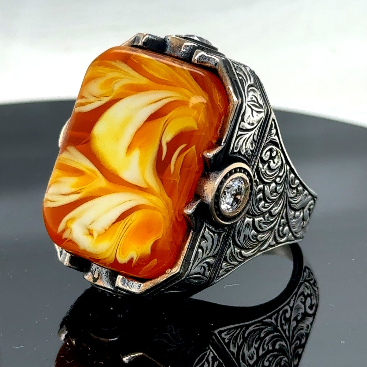 Anillo grande de plata con piedra preciosa de ámbar hecho a mano para hombre