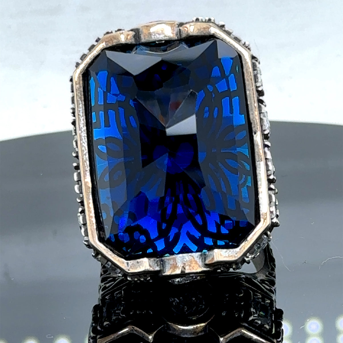 Herrenring aus Silber mit großem blauem Zirkon und Saphir