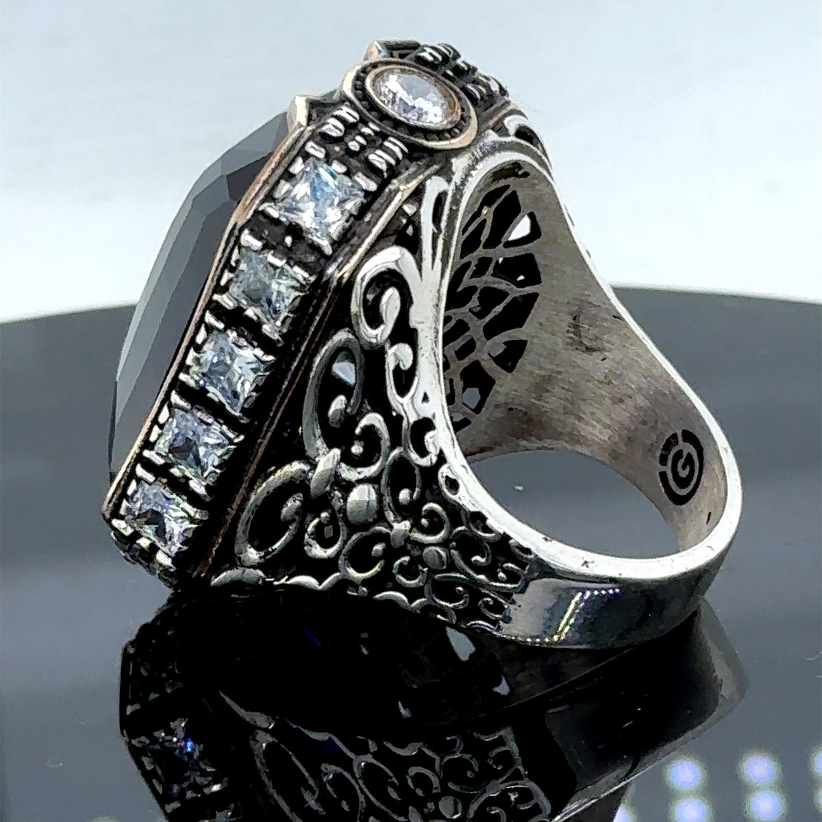 Herrenring aus Silber mit großem blauem Zirkon und Saphir