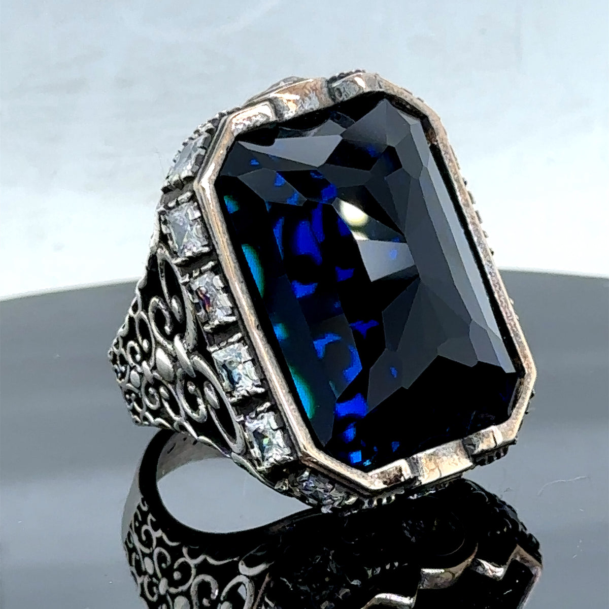 Herrenring aus Silber mit großem blauem Zirkon und Saphir