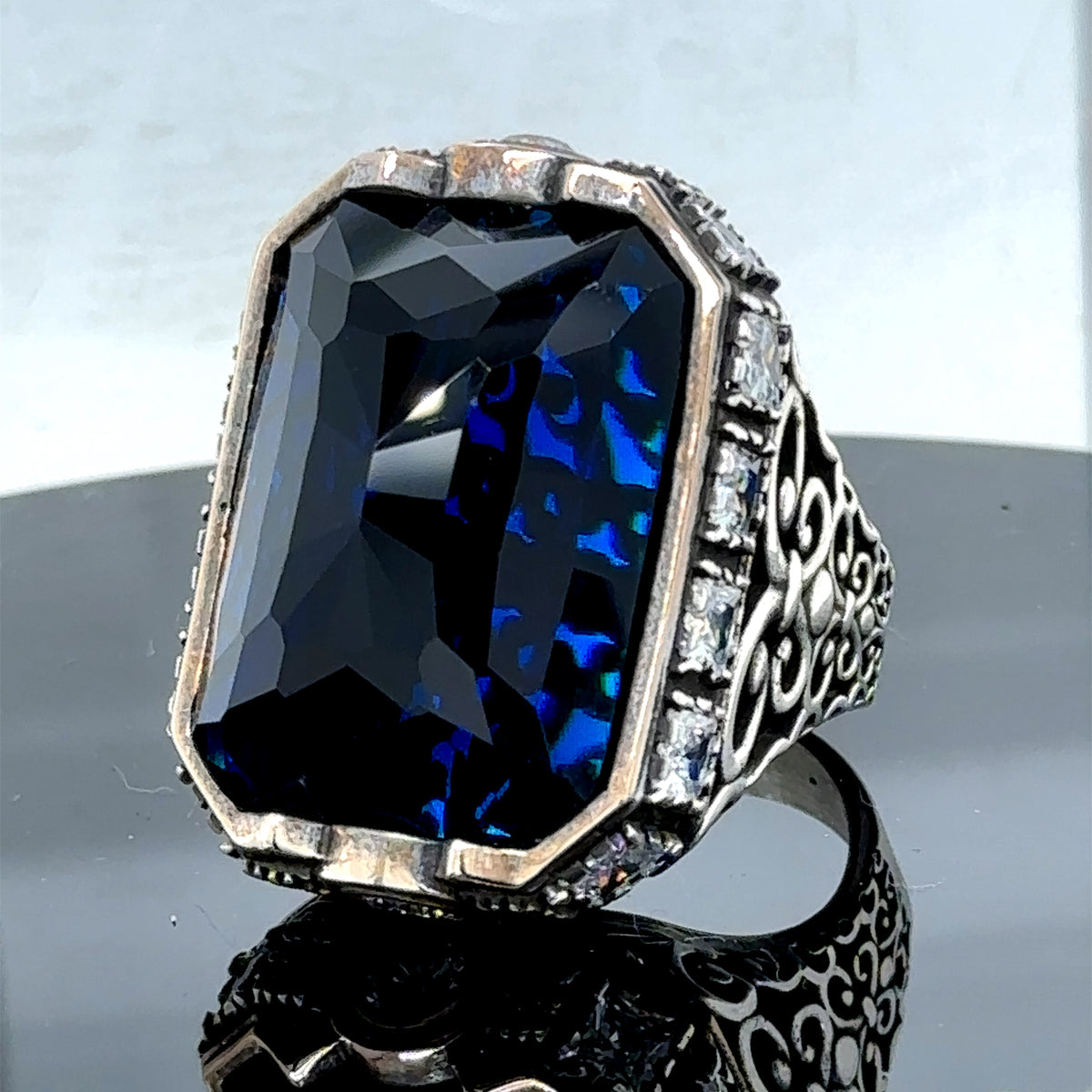 Herrenring aus Silber mit großem blauem Zirkon und Saphir
