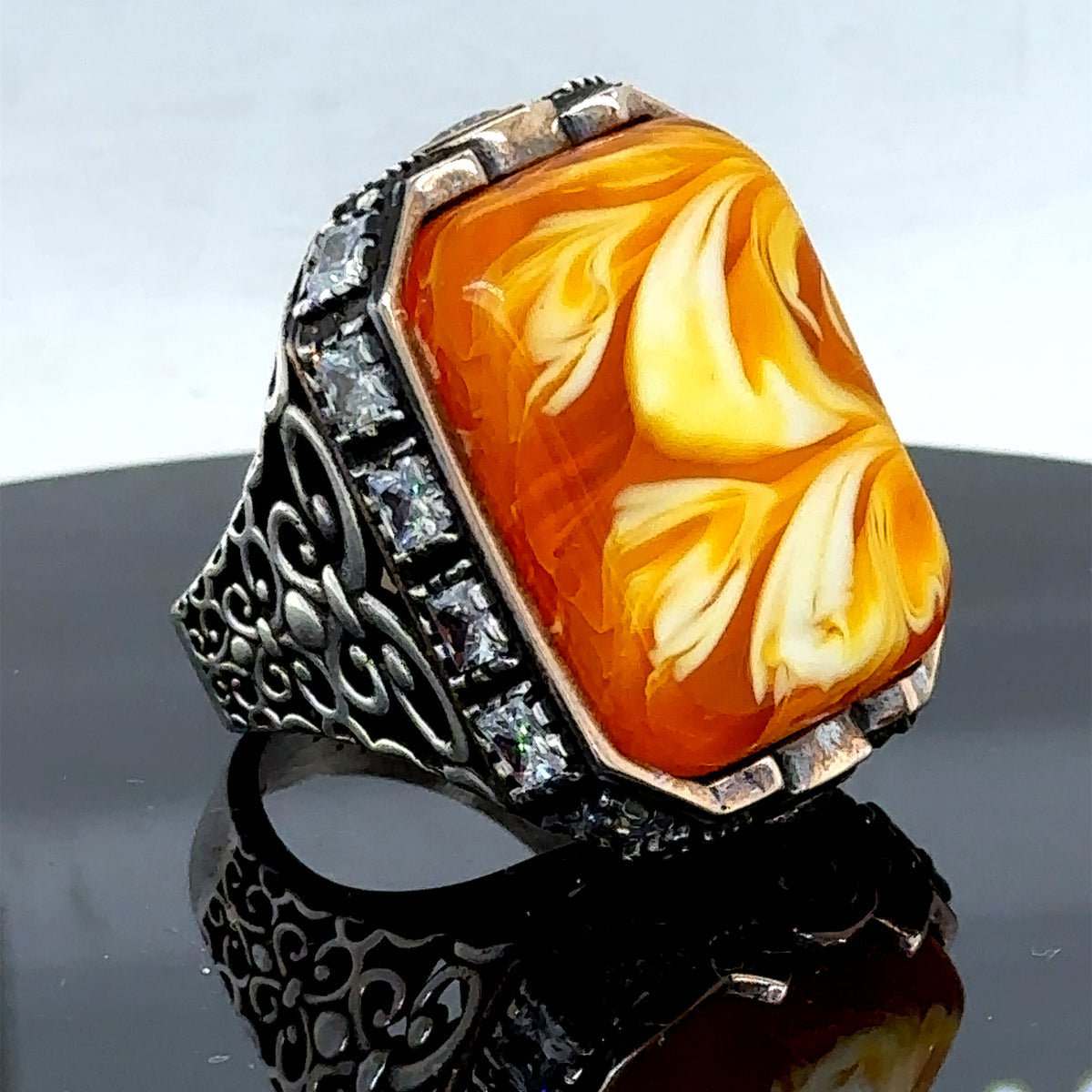 Anillo de plata con piedra preciosa ámbar grande hecho a mano para hombre