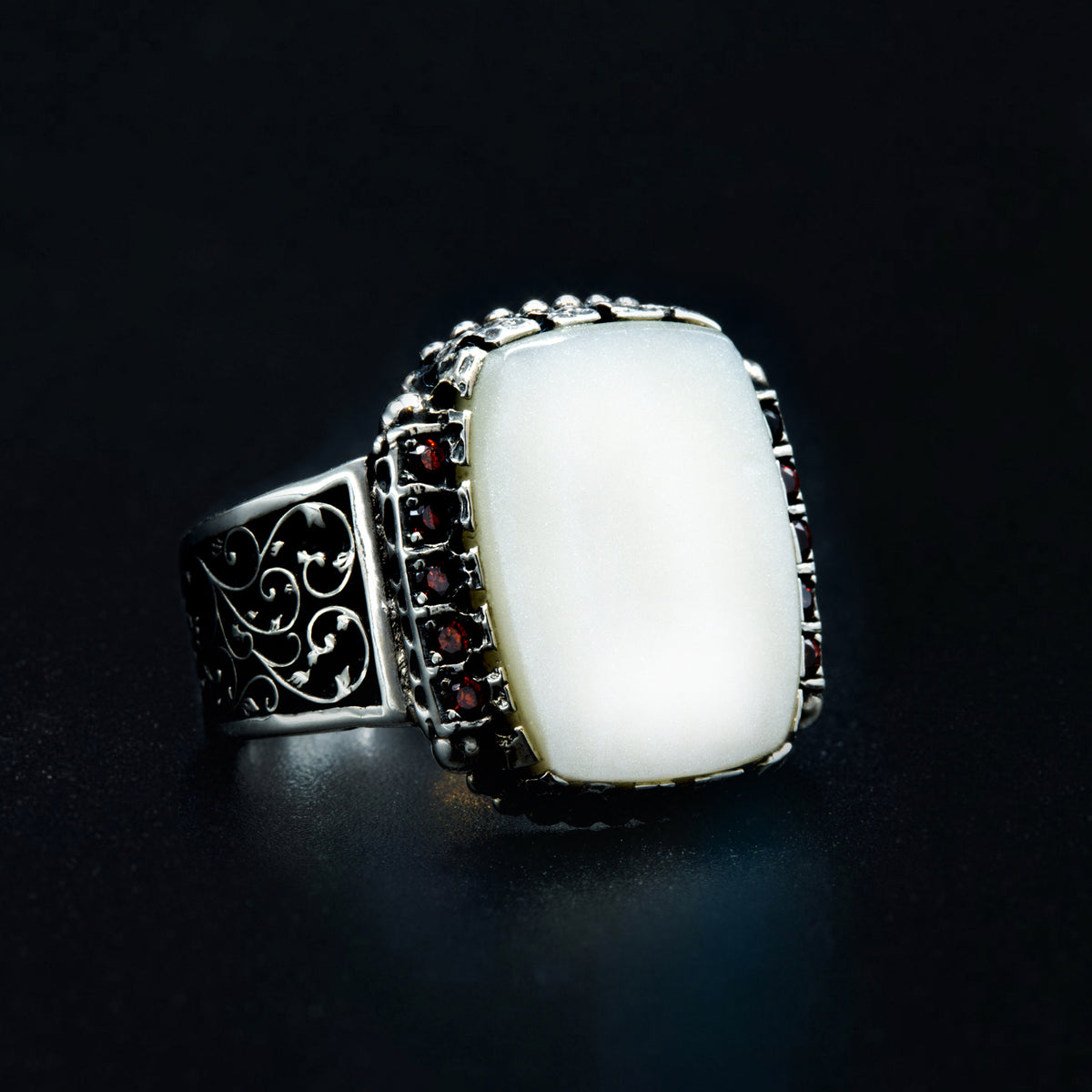 Anillo de plata hecho a mano con piedra preciosa de nácar cuadrada