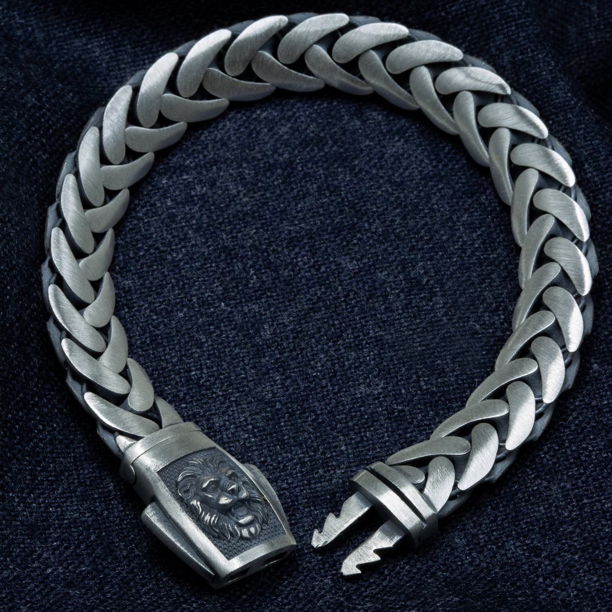 925 Sterling Silver Leon Head Figured Curb Chain Bracelet