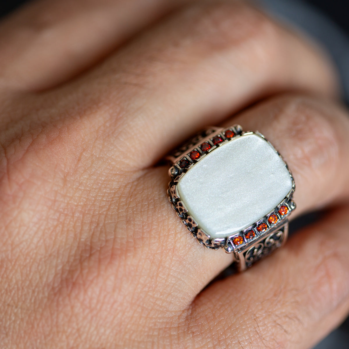 Anillo de plata hecho a mano con piedra preciosa de nácar cuadrada