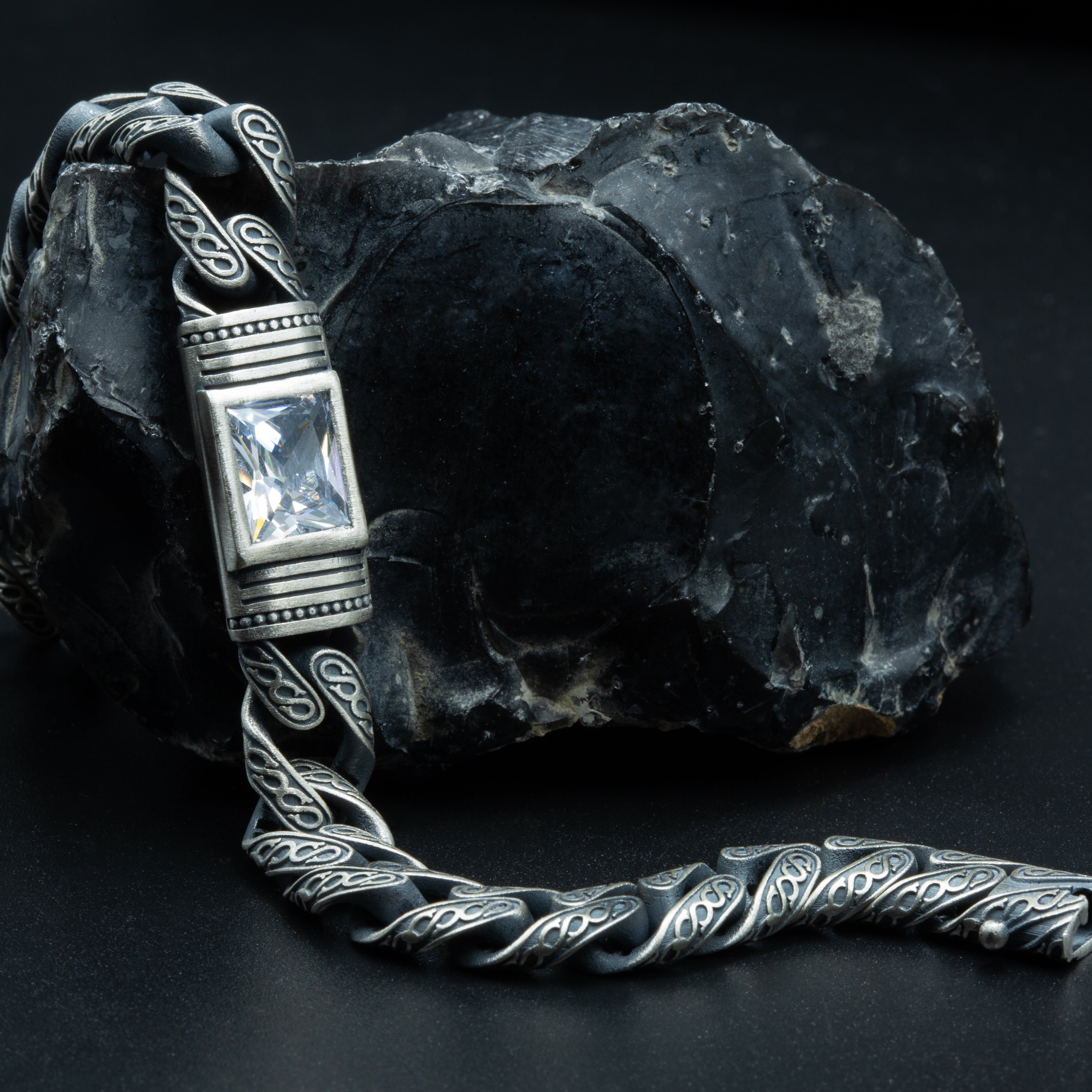 Pulsera de cadena cubana con piedra de moissanita cuadrada grabada a mano para hombre