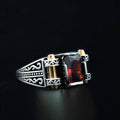 Herrenring aus Silber mit minimalistischem Design und rotem Granat-Edelstein