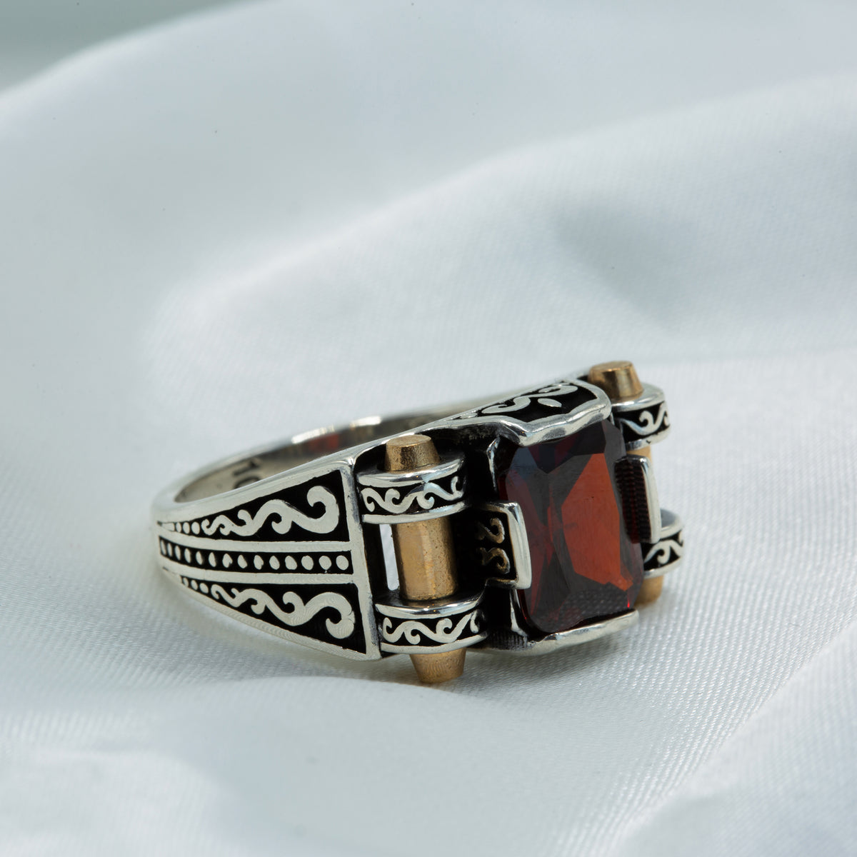 Herrenring aus Silber mit minimalistischem Design und rotem Granat-Edelstein