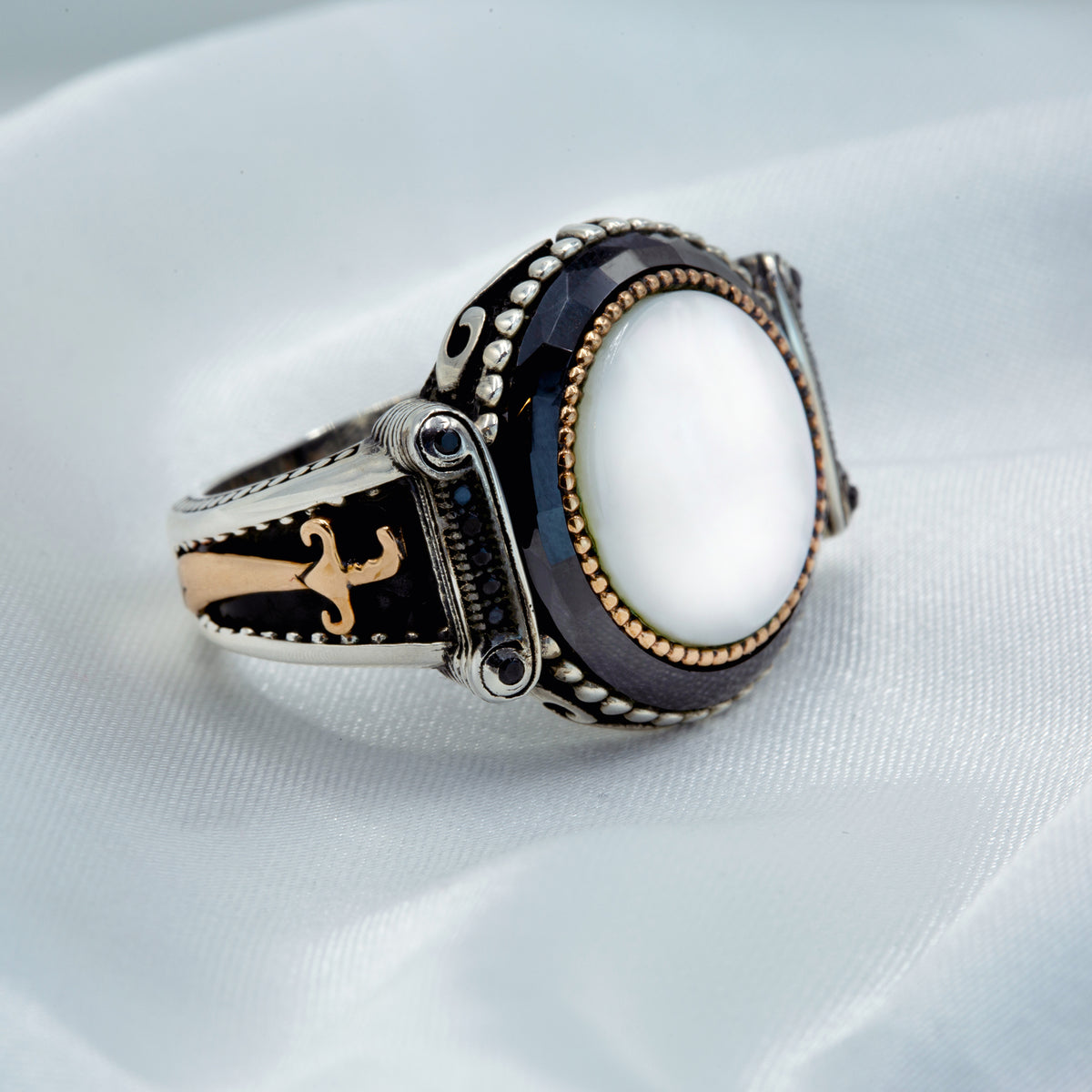 Anillo de plata 925 con diseño de espada y piedra preciosa de nácar