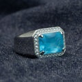 Anillo de plata con topacio azul cuadrado hecho a mano para hombre