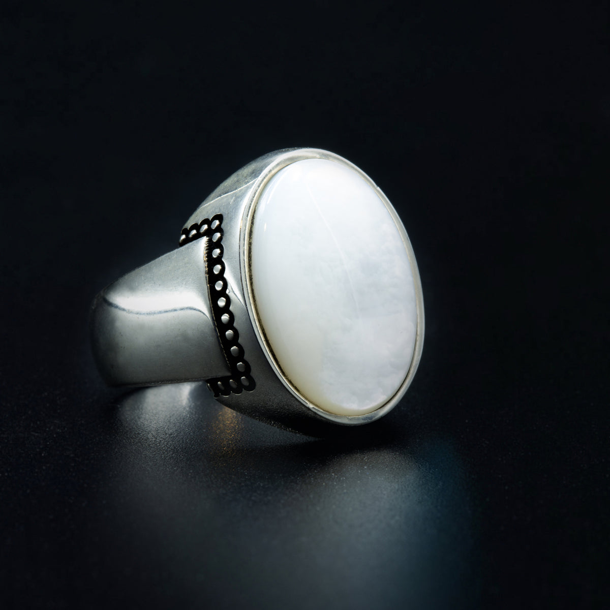 Klassischer Ring aus 925er Sterlingsilber mit ovalem Perlmutt-Edelstein