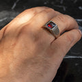 Handgefertigter, minimalistischer Herrenring mit rotem Rubin