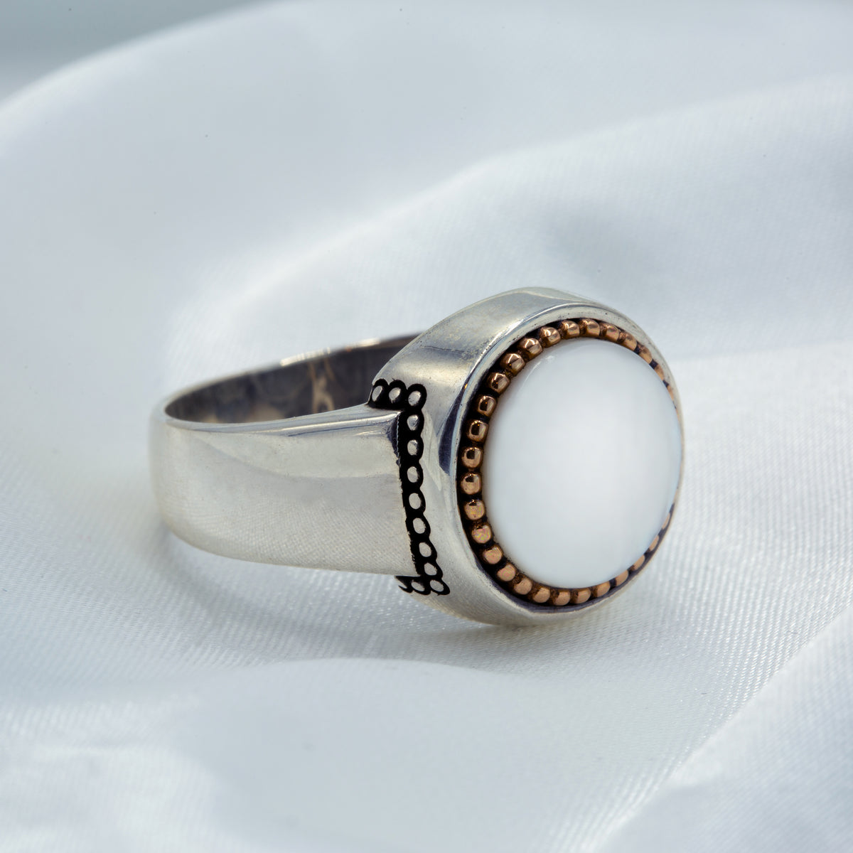 Anillo minimalista de nácar redondo en plata maciza