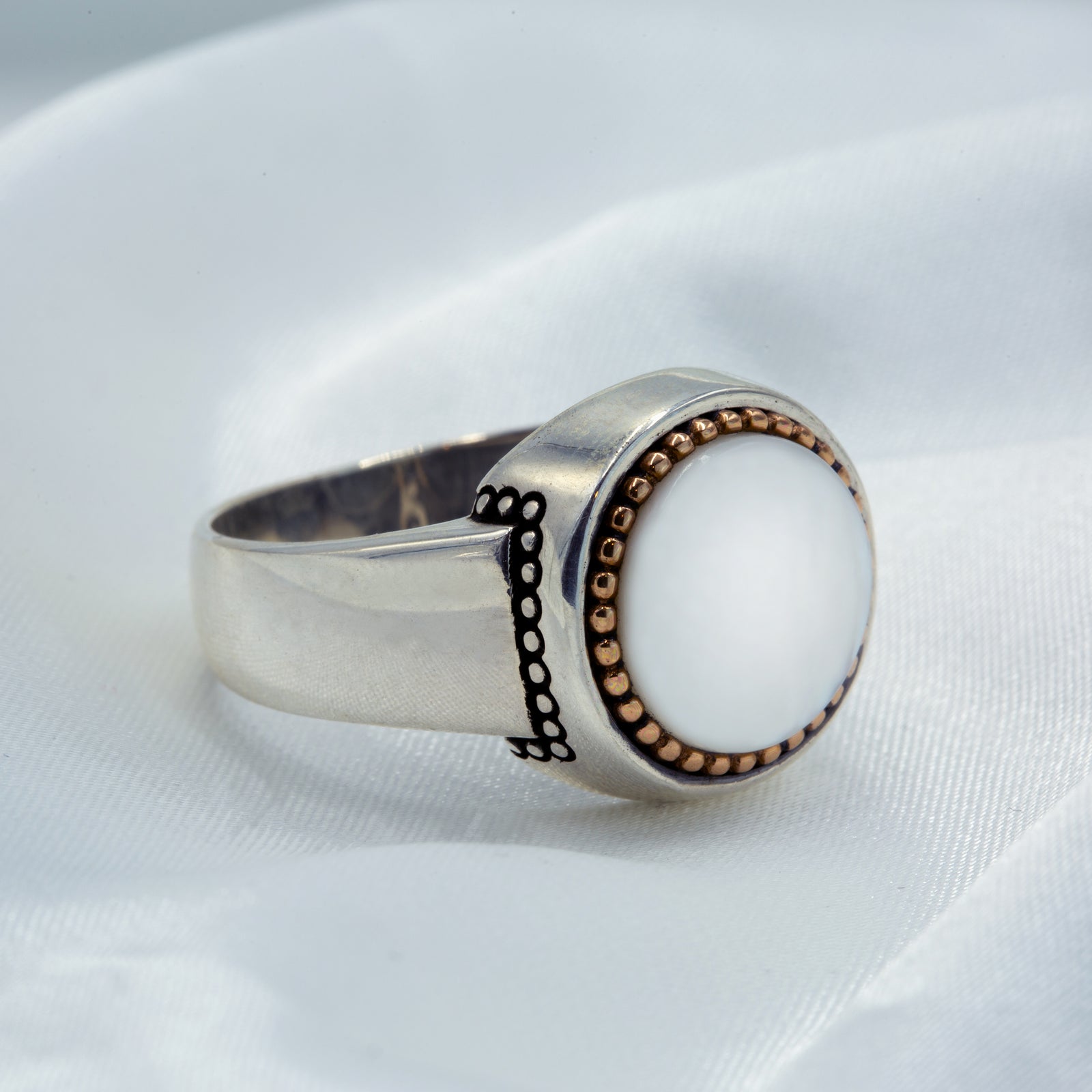 Anillo minimalista de nácar redondo en plata maciza