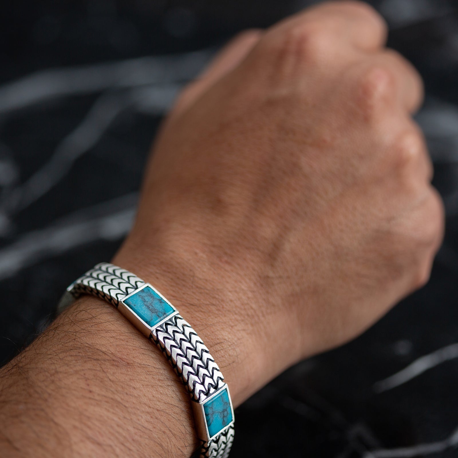 Herren-Armband aus Silber, handgefertigt mit Fuchsschwanzkette und quadratischem Türkis-Edelstein