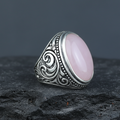 Herrenring aus Sterlingsilber mit graviertem rosa Quarz-Edelstein