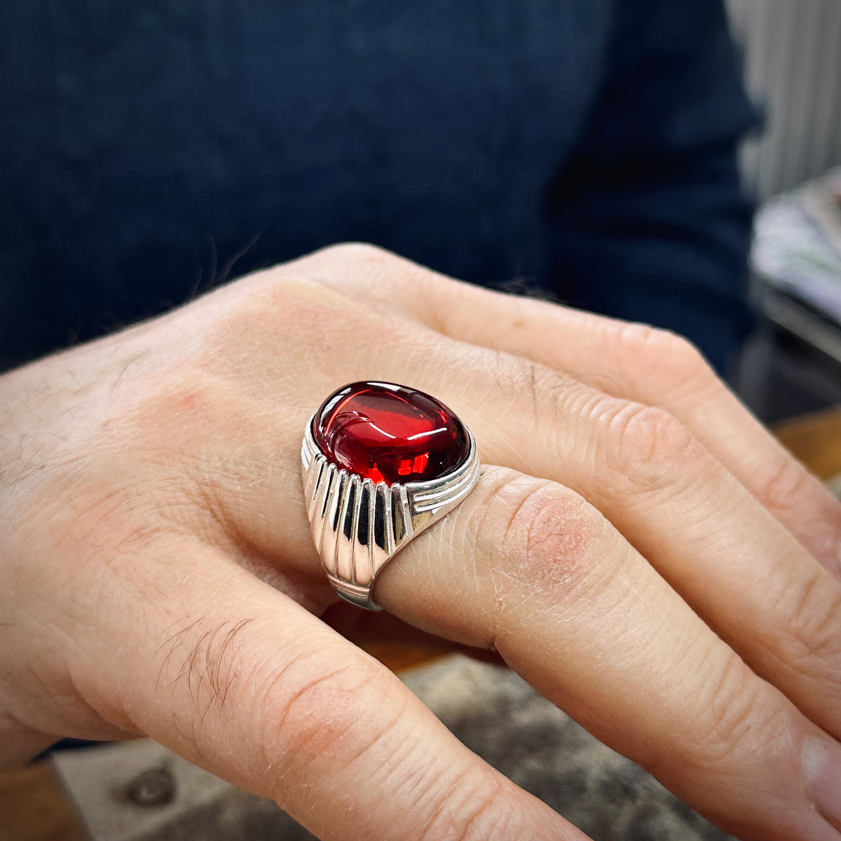 Anillo de plata hecho a mano con piedras preciosas de rubí ovaladas para hombre