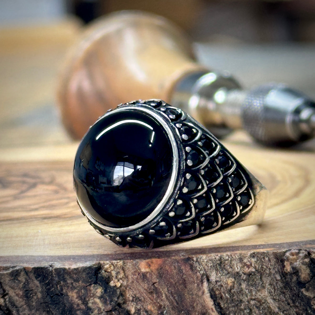 Anillo de plata con micropiedras preciosas y piedras preciosas redondas para hombre