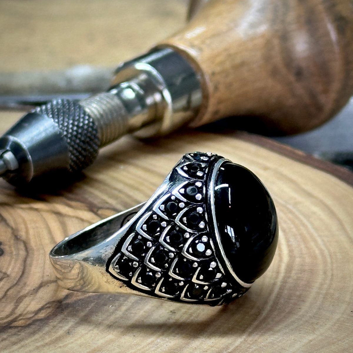 Anillo de plata con micropiedras preciosas y piedras preciosas redondas para hombre