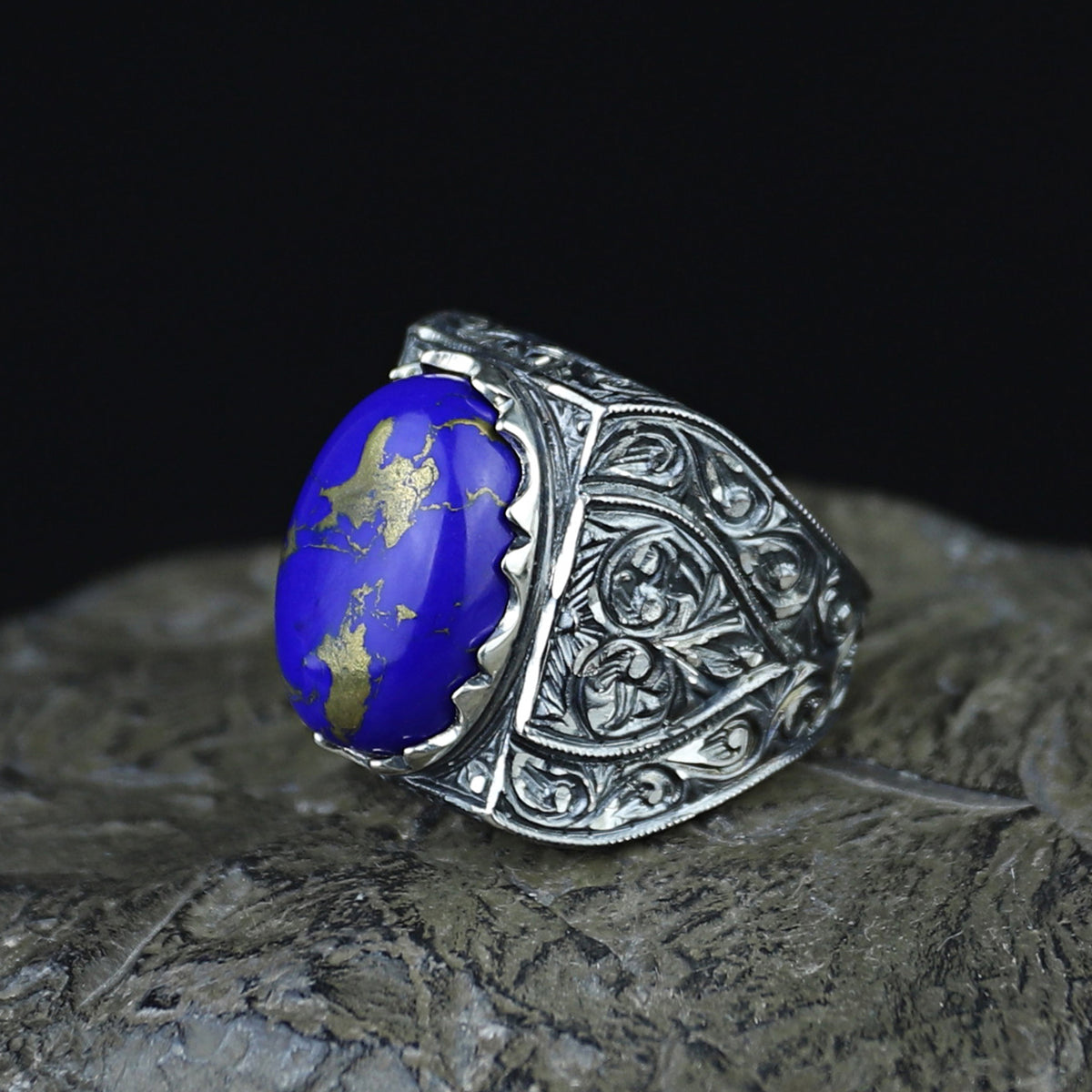 Anillo de hombre hecho a mano y grabado a mano con gema de lapislázuli natural.