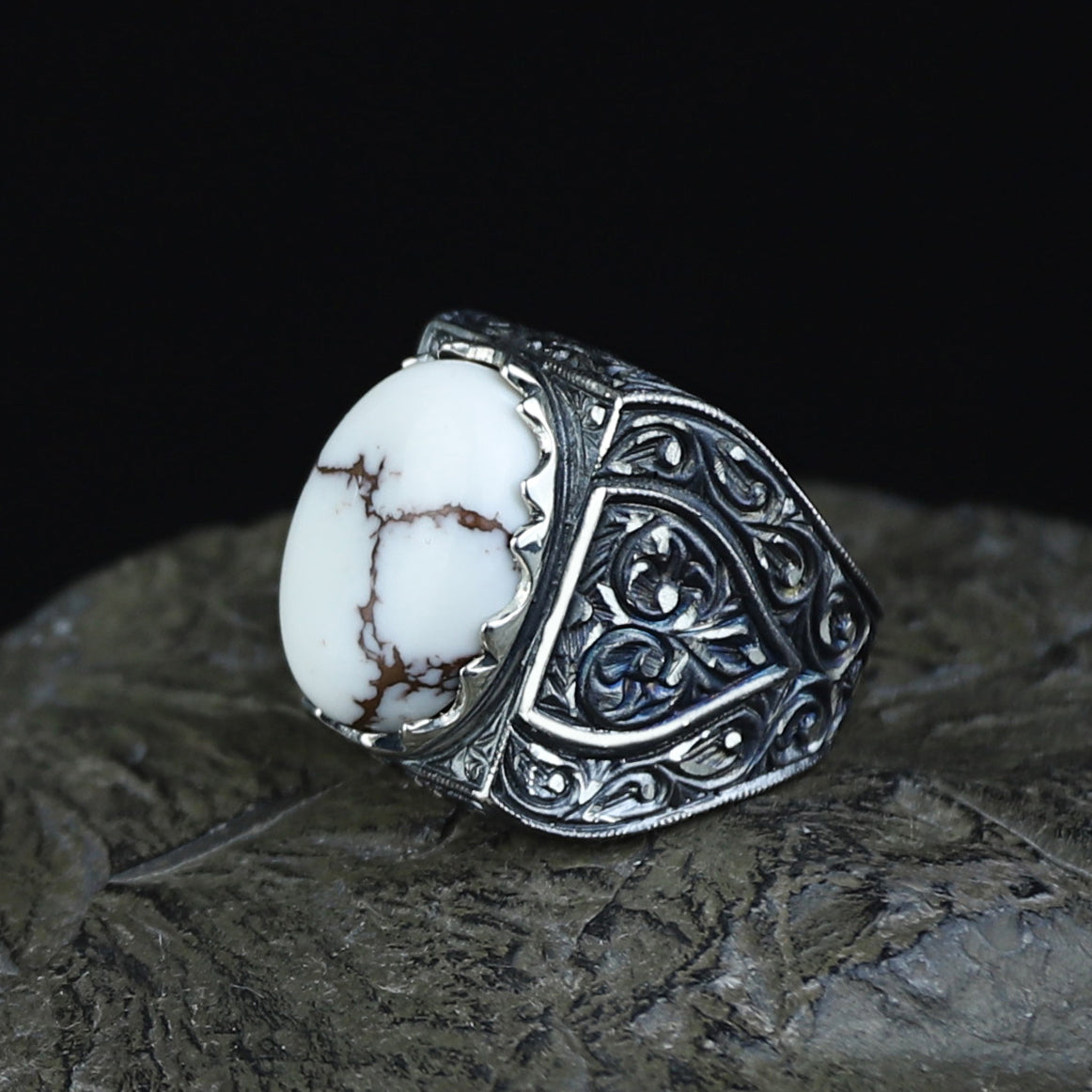 Handgefertigter Herrenring aus weißem Büffel-Türkis mit Gravur auf Silber