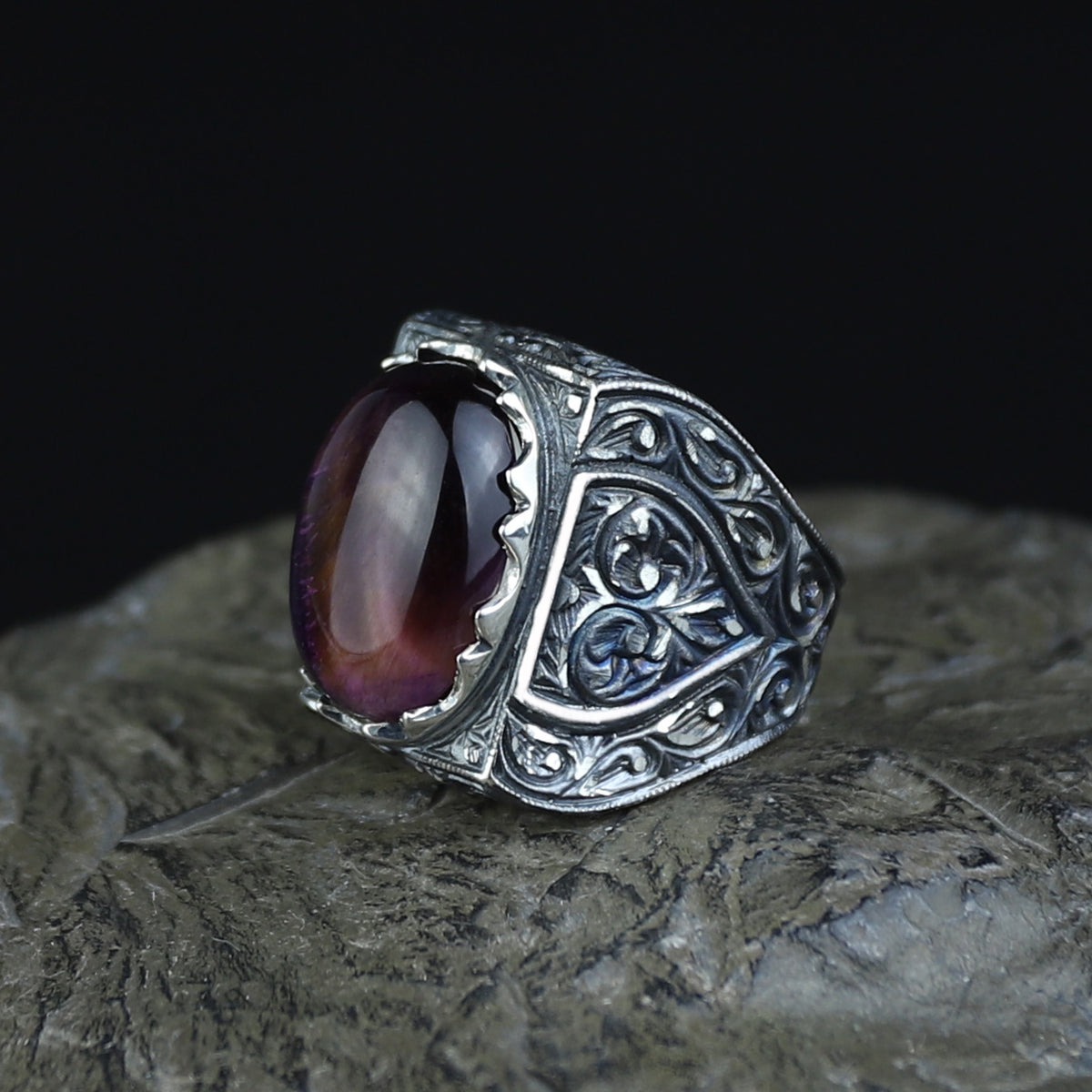 Anillo grabado a mano para hombre con piedra preciosa ojo de tigre púrpura