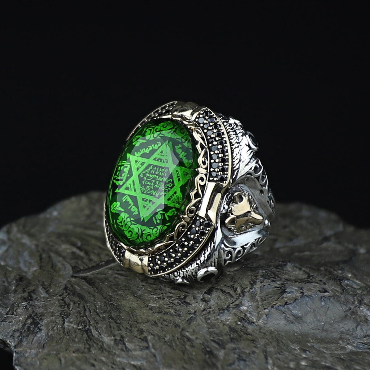 Anillo de sello Salomón grande para hombre con gema de esmeralda y figura de lobo.