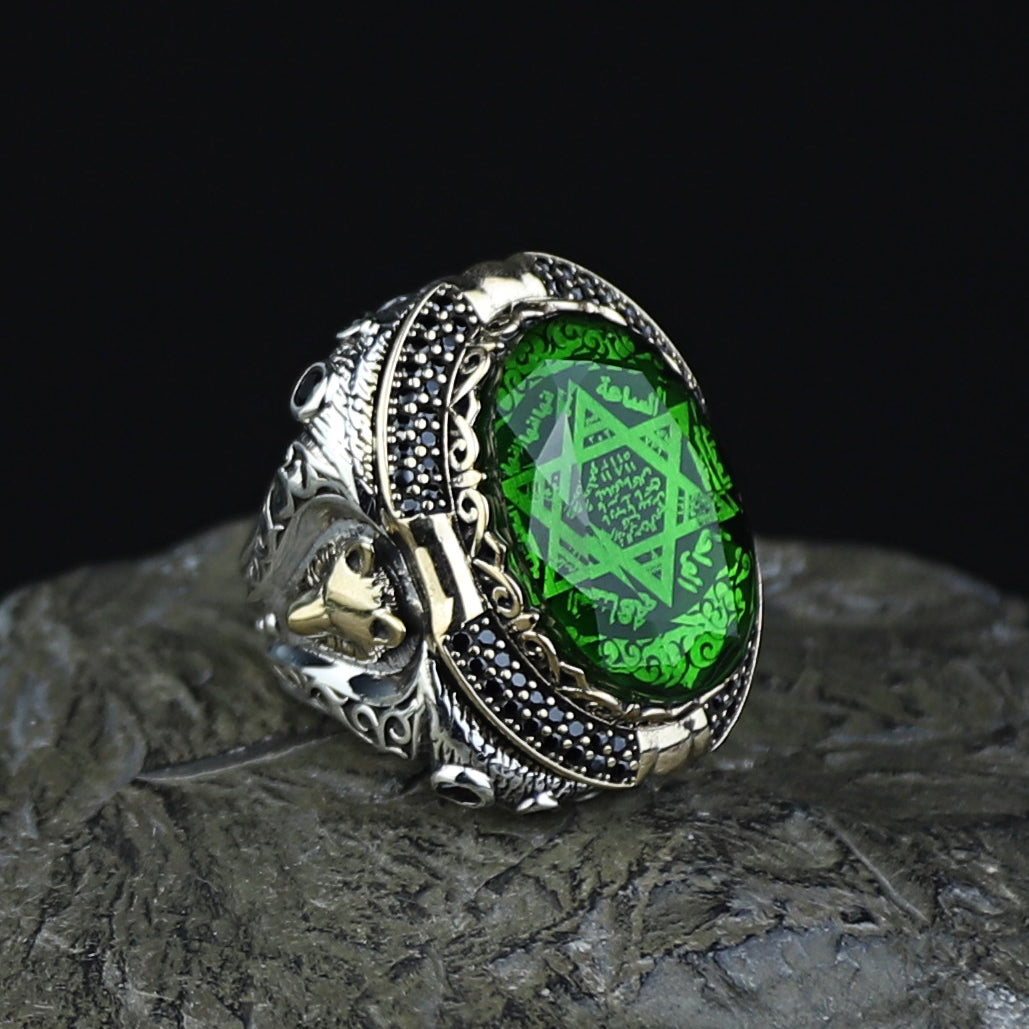 Anillo de sello Salomón grande para hombre con gema de esmeralda y figura de lobo.