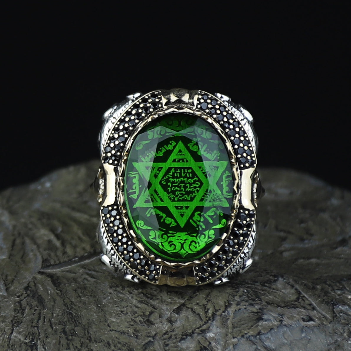 Anillo de sello Salomón grande para hombre con gema de esmeralda y figura de lobo.