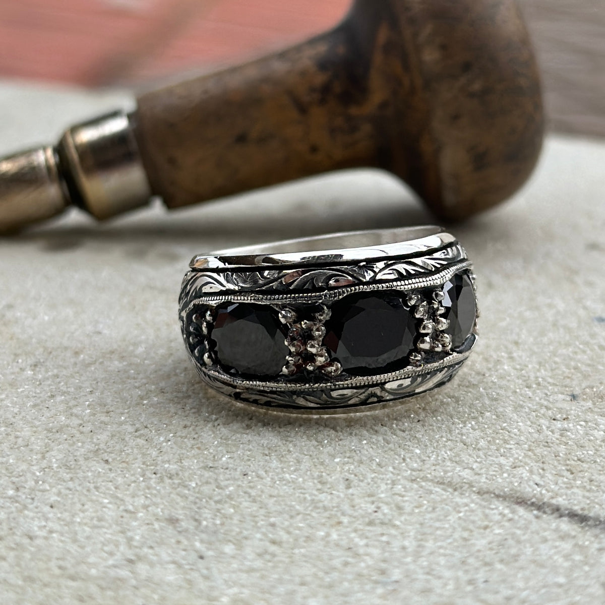 Handgefertigter Herrenring mit schwarzem Zirkon-Edelstein und Gravur