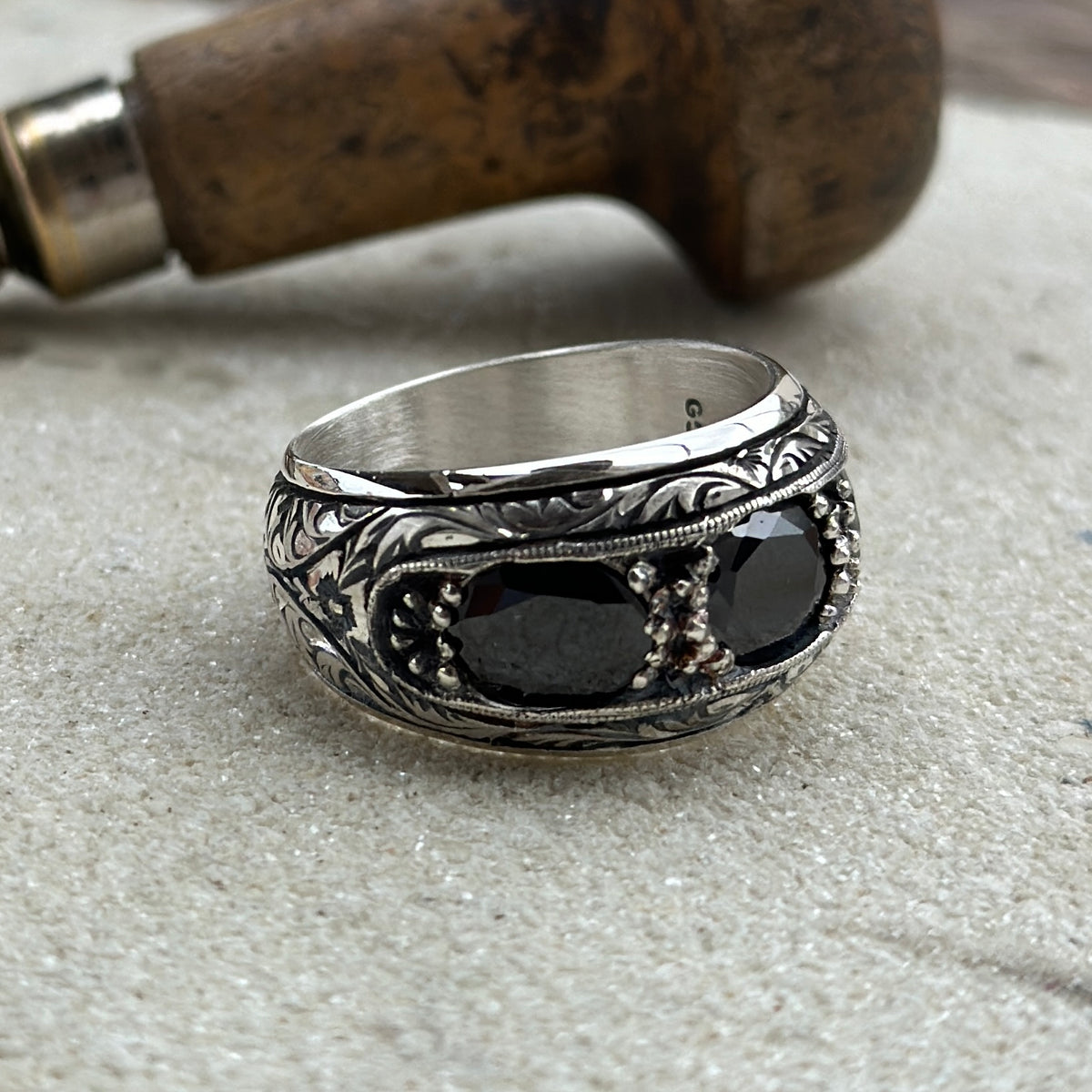 Handgefertigter Herrenring mit schwarzem Zirkon-Edelstein und Gravur