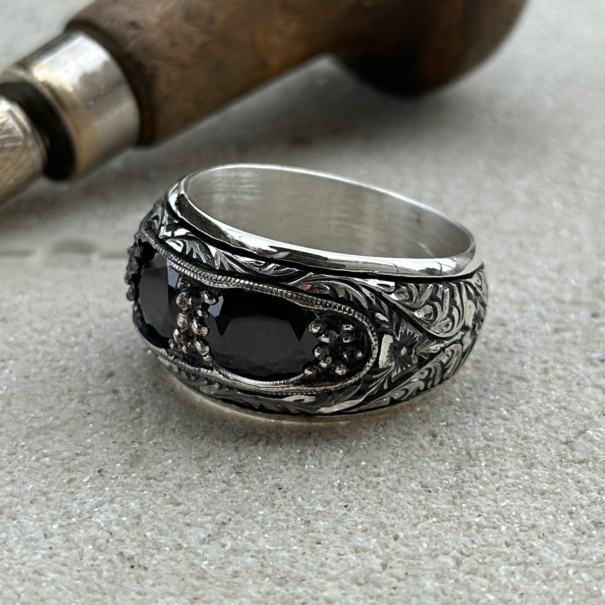 Handgefertigter Herrenring mit schwarzem Zirkon-Edelstein und Gravur