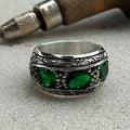 Handgefertigter, gravierter Ehering mit grünem Smaragdstein für Herren
