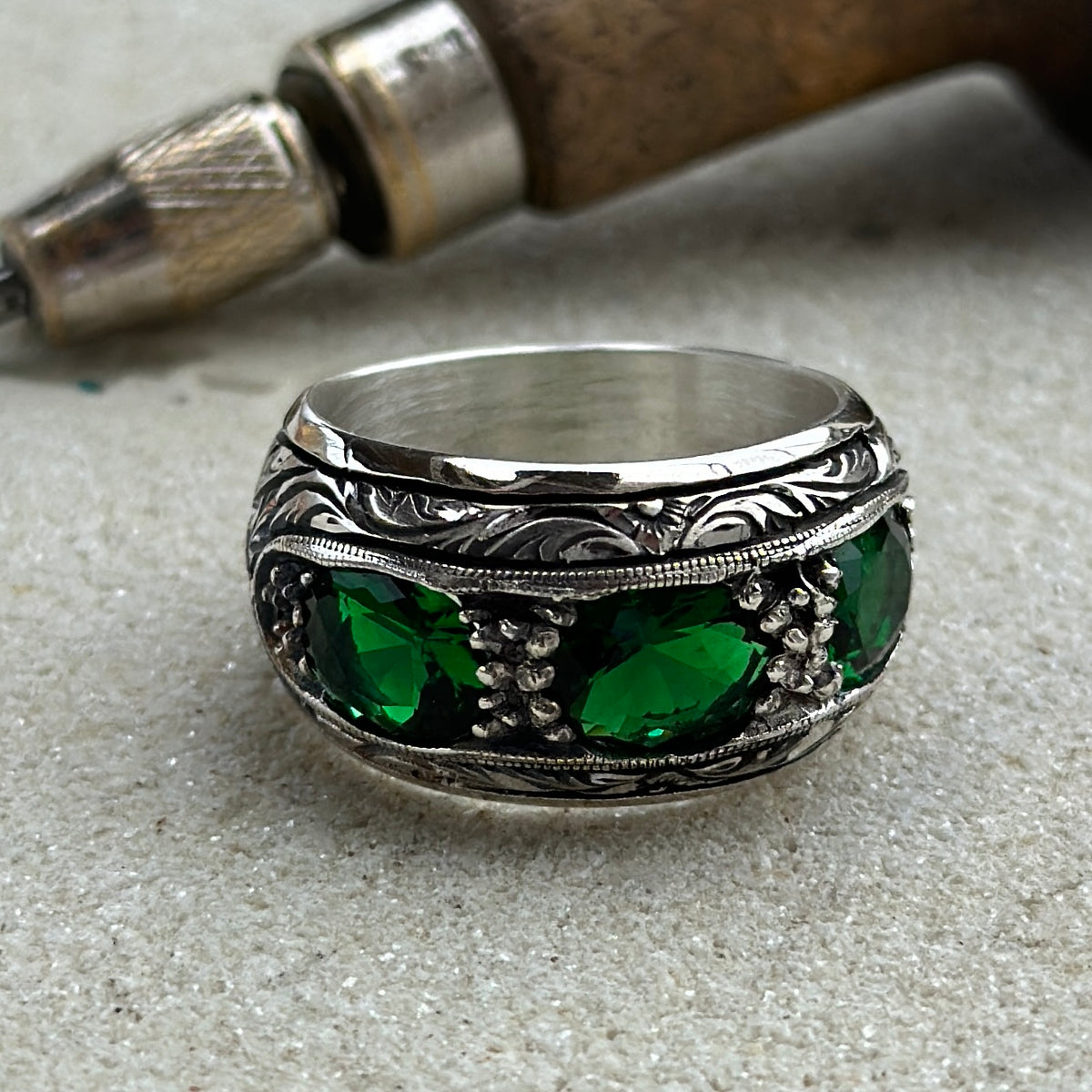 Handgefertigter, gravierter Ehering mit grünem Smaragdstein für Herren