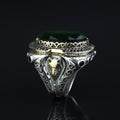 Anillo de sello Salomón grande para hombre con gema de esmeralda y figura de lobo.