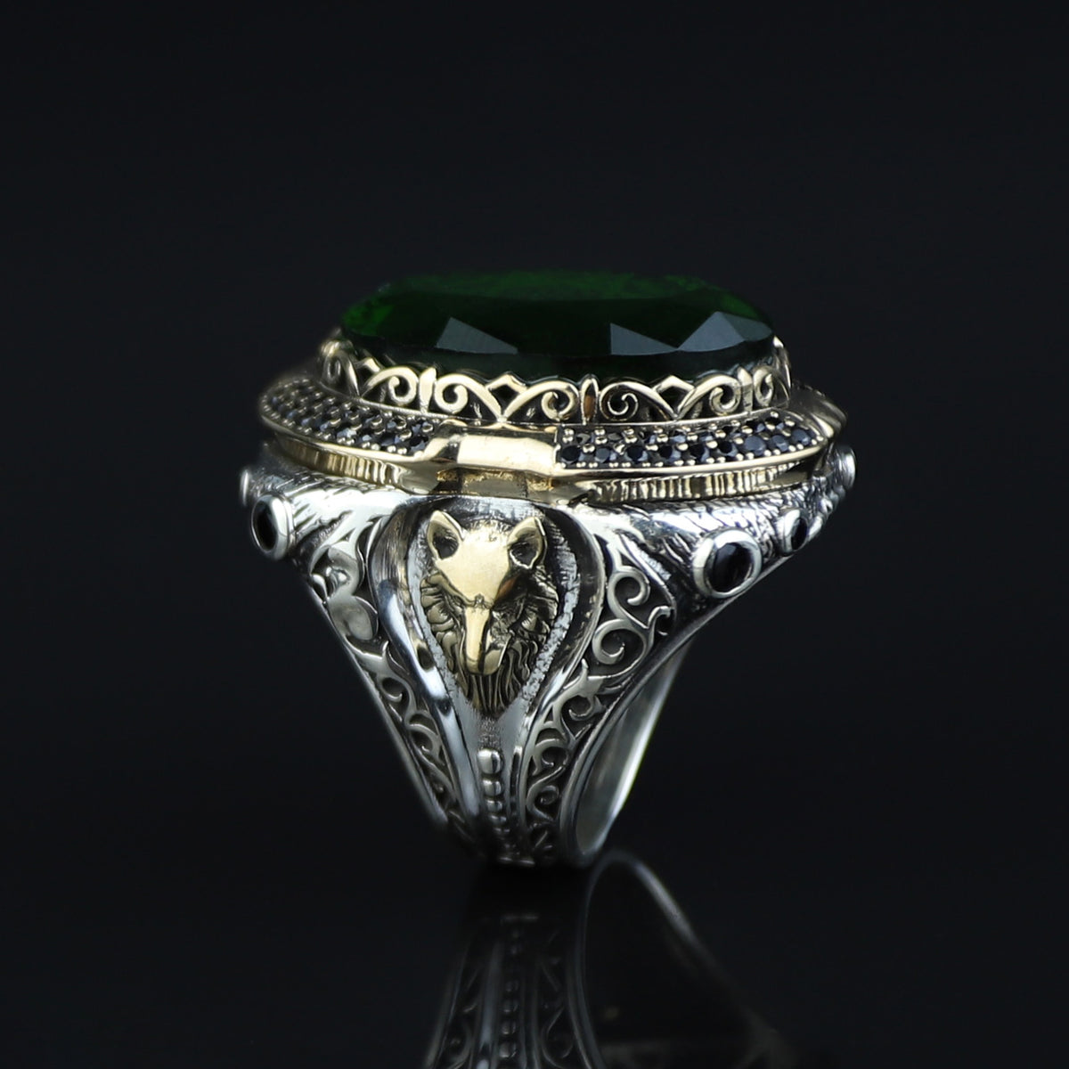 Anillo de sello Salomón grande para hombre con gema de esmeralda y figura de lobo.